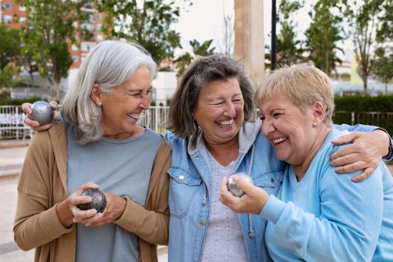 Manter uma vida social ativa é essencial para o bem-estar feminino. Saiba como cultivar conexões e viver com mais felicidade.