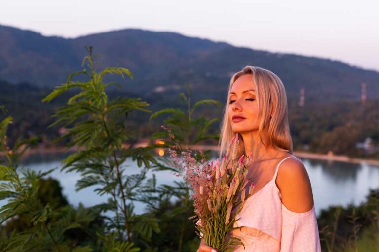 Os benefícios da natureza para a saúde feminina são inúmeros. Saiba como se conectar com o ambiente natural pode transformar seu bem-estar.