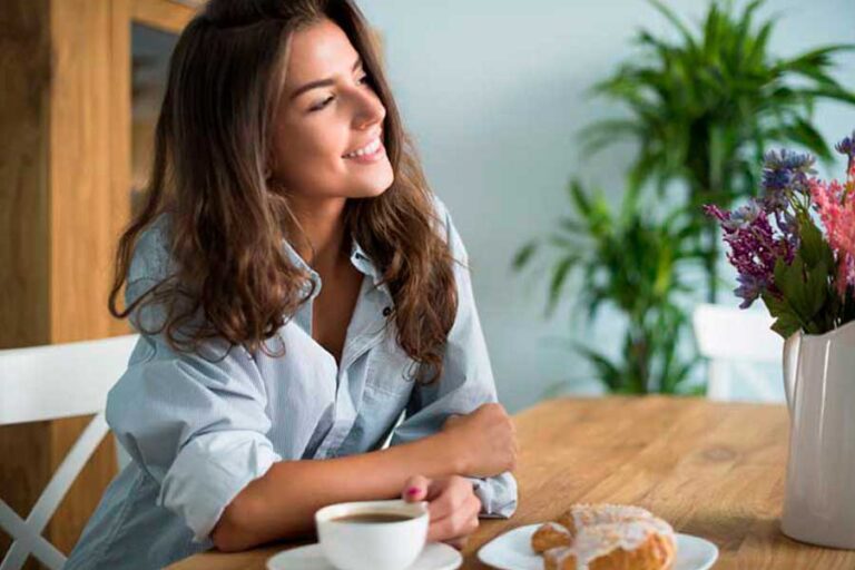 A rotina matinal saudável que transforma suas manhãs. Ela Sempre Bem