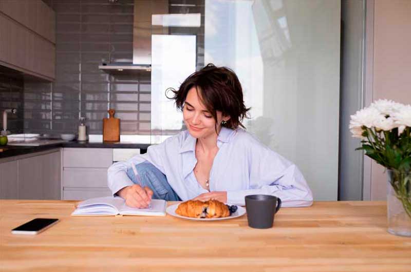 A rotina matinal saudável que transforma suas manhãs. Ela Sempre Bem