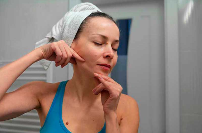 Aprenda a fazer uma massagem facial rejuvenescedora em casa. Ela Sempre Bem