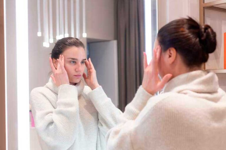 Aprenda a fazer uma massagem facial rejuvenescedora em casa. Ela Sempre Bem