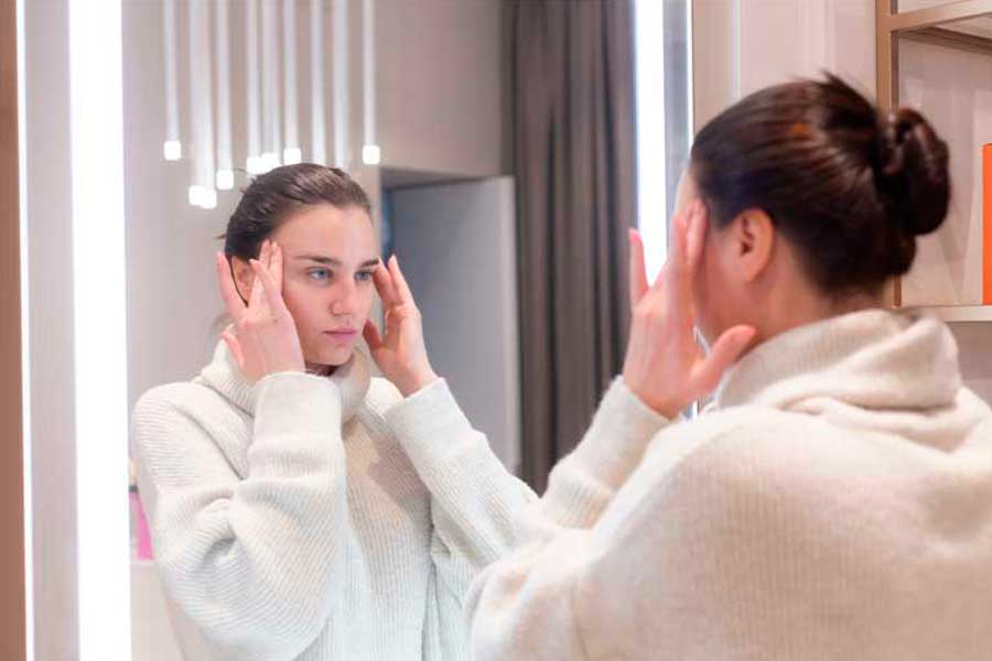 Aprenda a fazer uma massagem facial rejuvenescedora em casa. Ela Sempre Bem