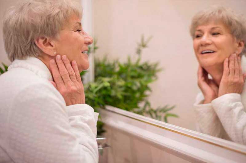 Aprenda a fazer uma massagem facial rejuvenescedora em casa. Ela Sempre Bem