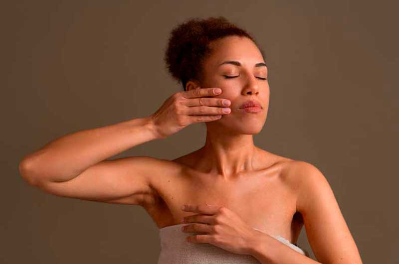 Aprenda a fazer uma massagem facial rejuvenescedora em casa. Ela Sempre Bem