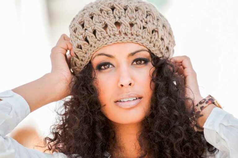 Touca de crochê está na moda: saiba como usar. Ela Sempre Bem