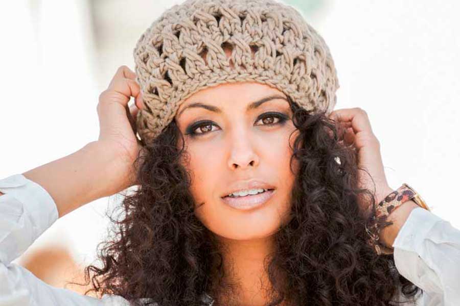 Touca de crochê está na moda: saiba como usar. Ela Sempre Bem