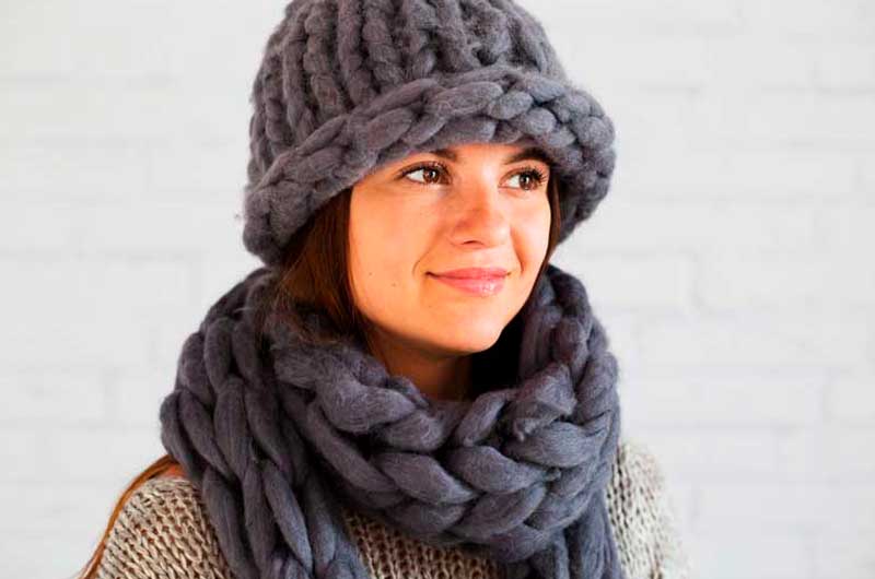 Touca de crochê está na moda: saiba como usar. Ela Sempre Bem